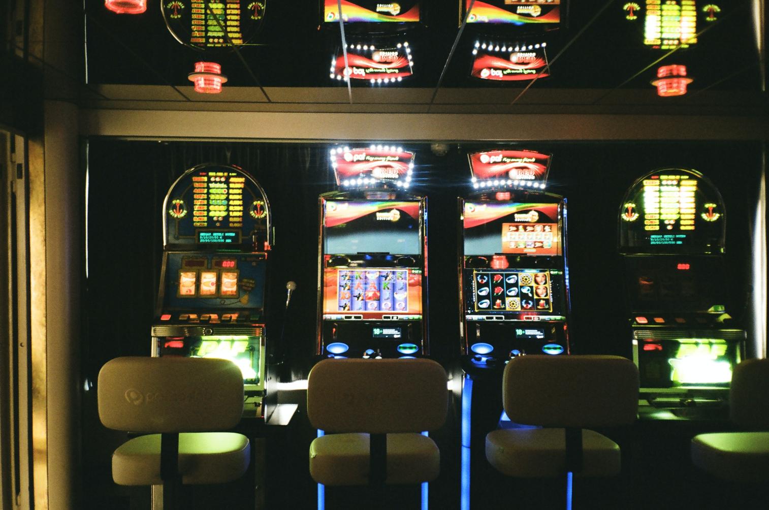 The Pros and Cons of Playing Casino Slots